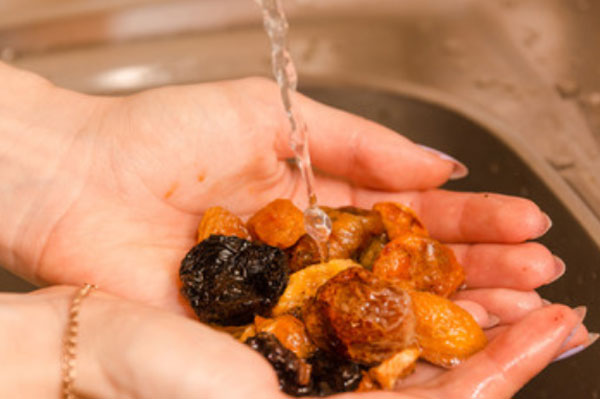Промывание сухофруктов под проточной водой