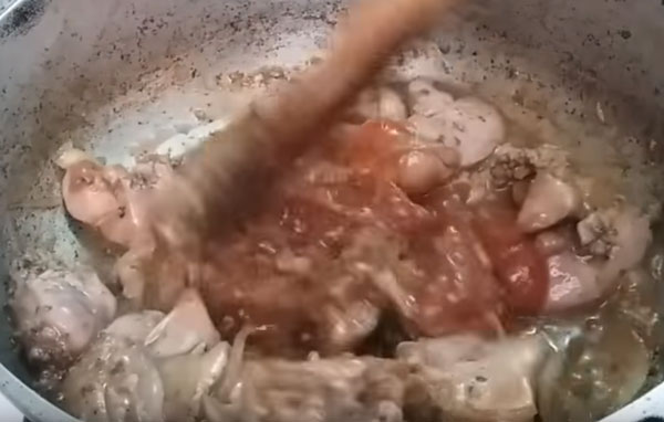 Добавление томатной пасты