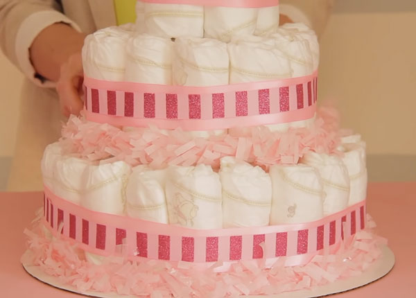 Выкладывание бумажной гирлянды на коржах