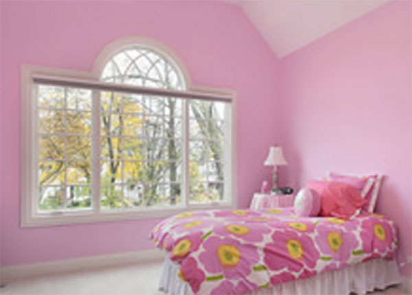 Комната девочки, выкрашенная в розовый цвет