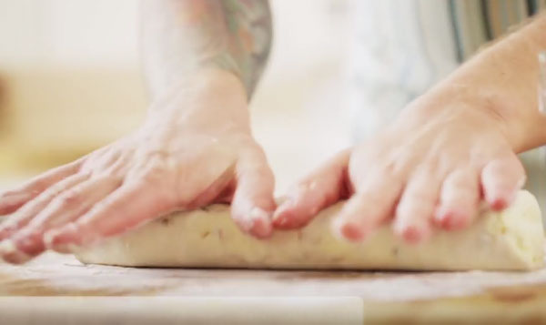 Из теста сформировали колбаску