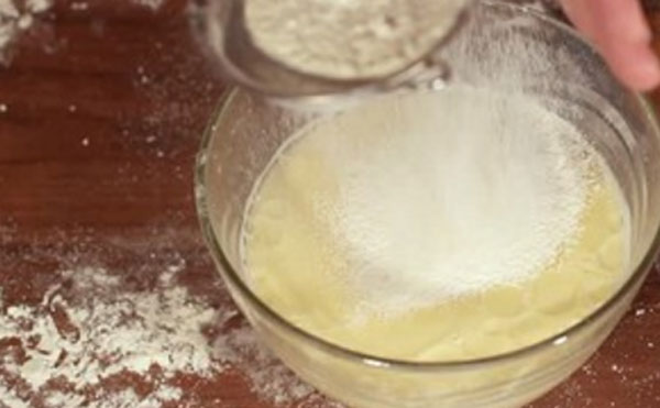Всыпают муку