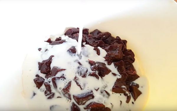 Печень заливают молоком