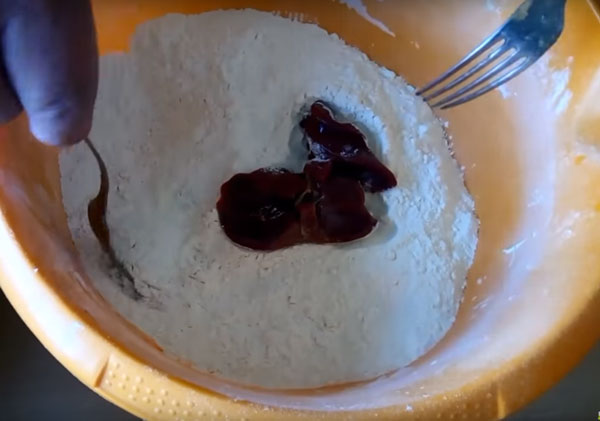 Кусочек печени обволакивают в муке