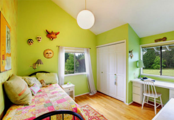 Комната с салатновыми стенами
