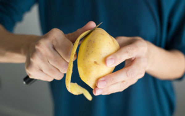 Снятие кожуры с картофеля