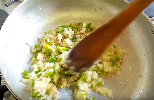 Тушение лука с перцем