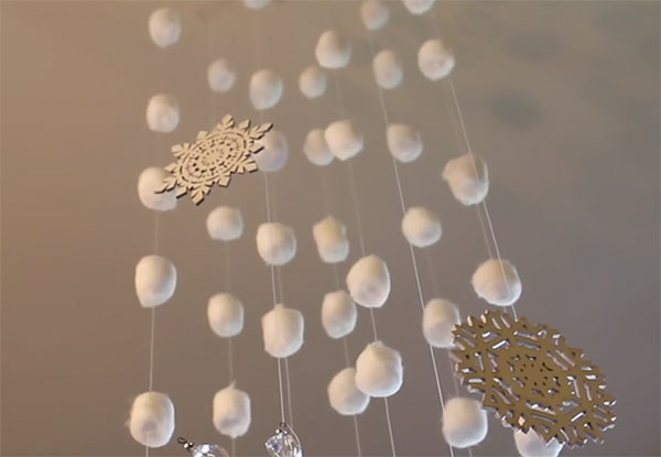 Снег из ваты, нанизанный на леску и прикрепленный к потолку