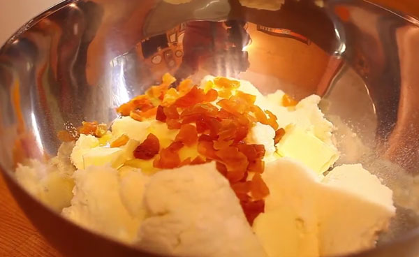 К творогу добавили измельченную курагу