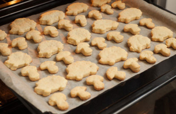 Готовое печенье на противне