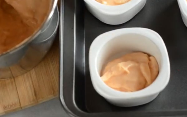 Перекладывание массы в форму