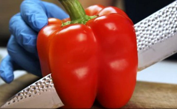 Разрезают болгарский перец