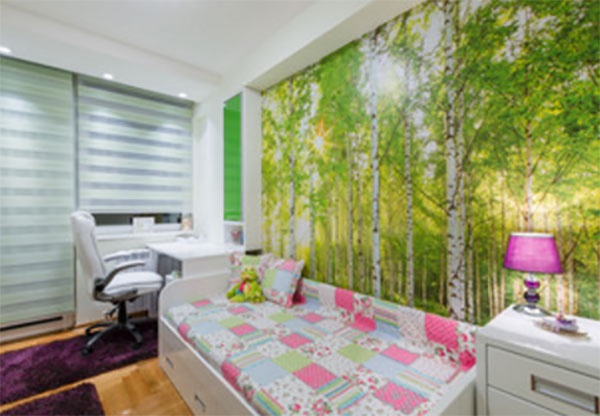 Комната девочки, на стене фотообои - березовая роща