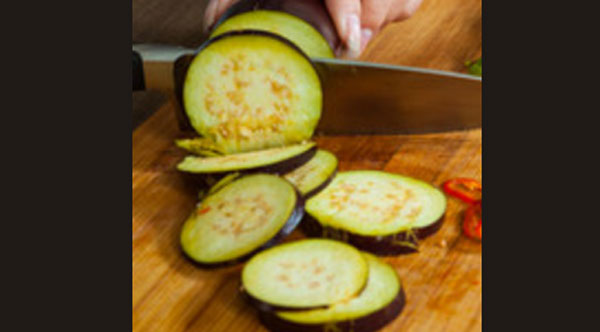 Баклажан нарезают кольцами