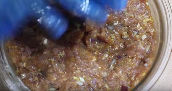 Смешивают ингредиенты