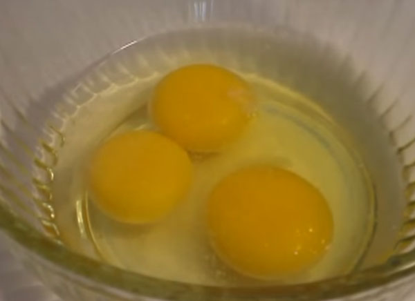 В емкости три разбитых яйца