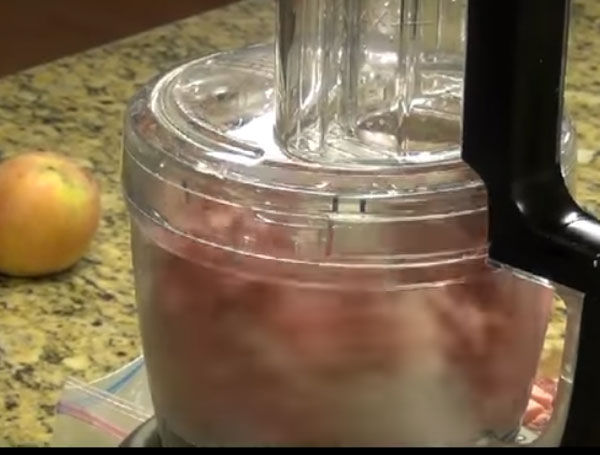 Измельчение ингредиентов в блендере