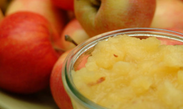 Яблочное пюре и яблоки