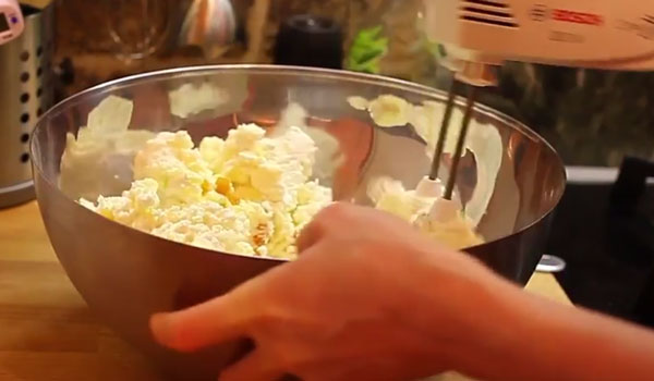 Творог взбивают с остальными компонентами