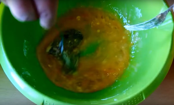 Кусочек печени обволакивают в яйце