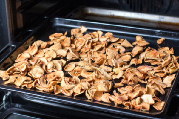 Сушенные яблоки на противне