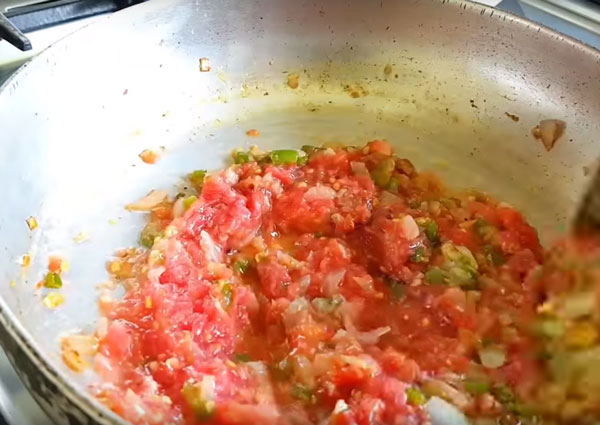 Перемешанные овощи на сковороде