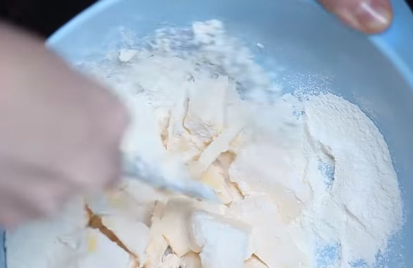 В муку добавили куски масла