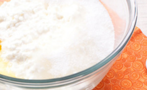 К творожной массе добавили сахар