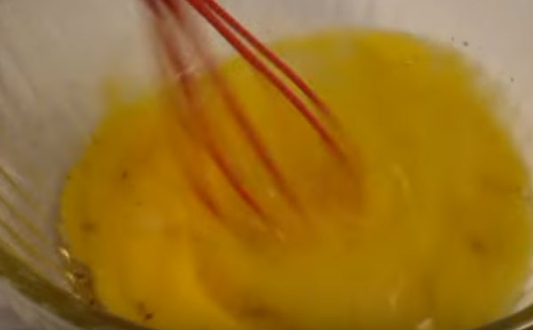 Венчиком смешивают ингредиенты