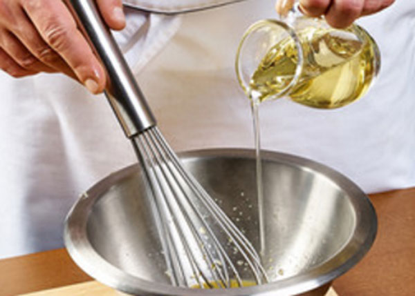 Вливают растительное масло