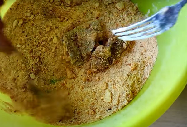 Кусочек печени обволакивают в сухарях