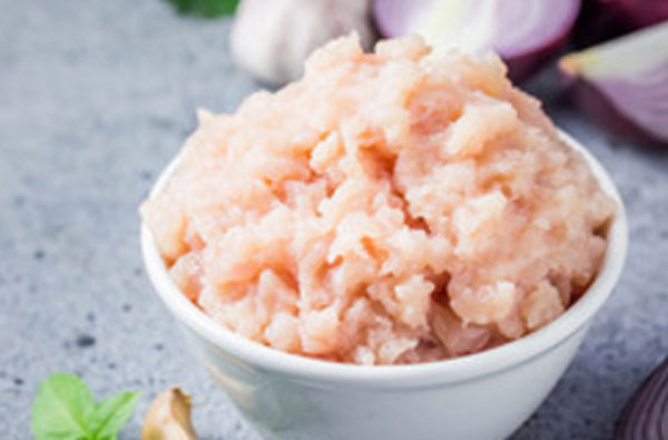 Куриный фарш в миске