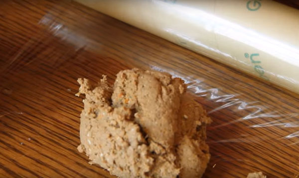 Выкладывание печеночной массы на пищевую пленку