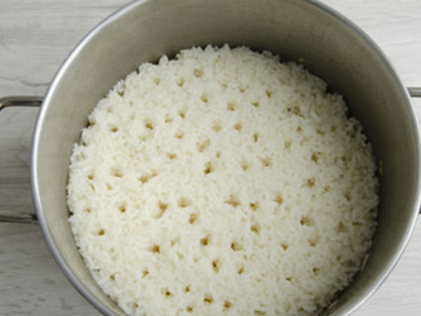 Кастрюля с полуготовым рисом