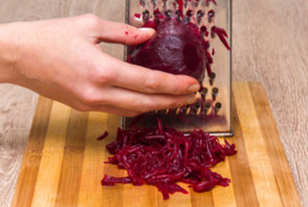 Буряк натирают на терке