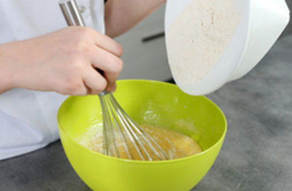 В тесто всыпают муку