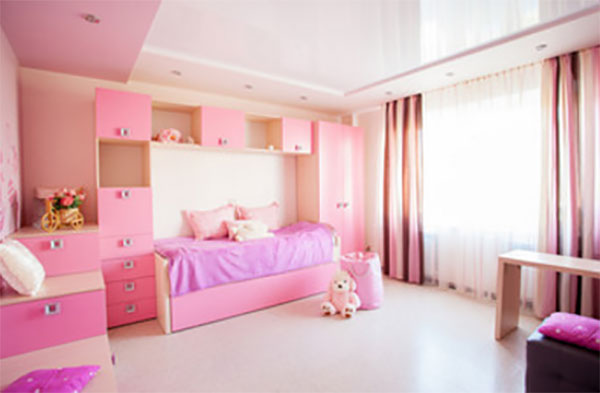 Большая комната девочки. Преобладает сдержанность и оттенки розового