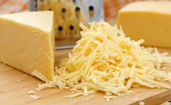 Терка, натертый сыр, брусок сыра