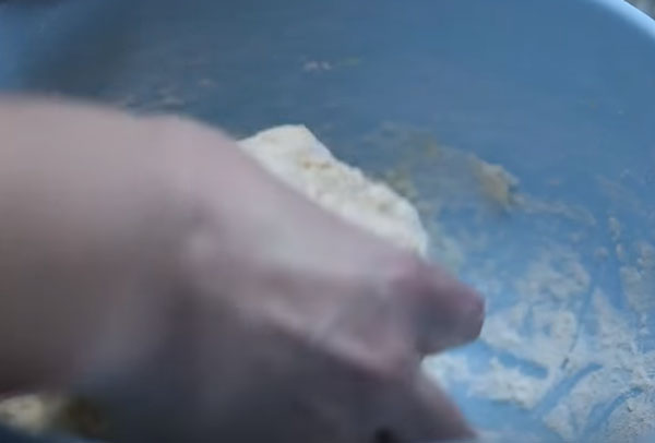 Формируют шар из теста