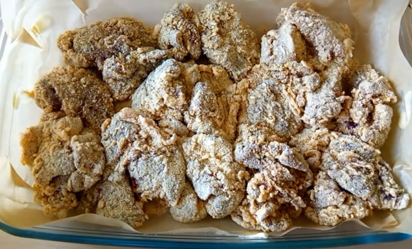 Противень заполнен кусочками печени