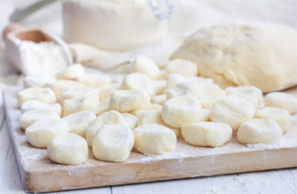 Колбаску нарезали на кусочки