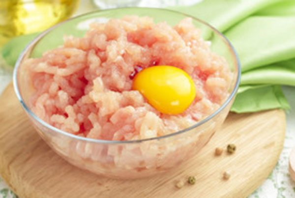 В миску с фаршем вбили яйцо