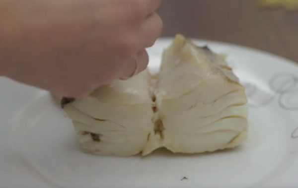 Вынимание костей из варенной рыбы