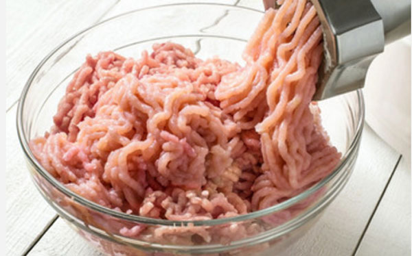 Перемалывание мяса на мясорубке