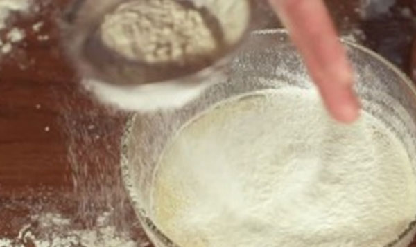 Всыпают муку
