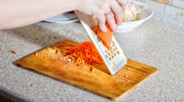 Морковь натирают на терке