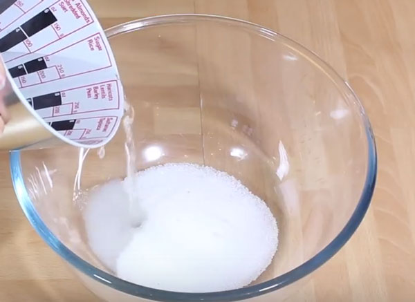 В миску с сахаром вливают горячую воду