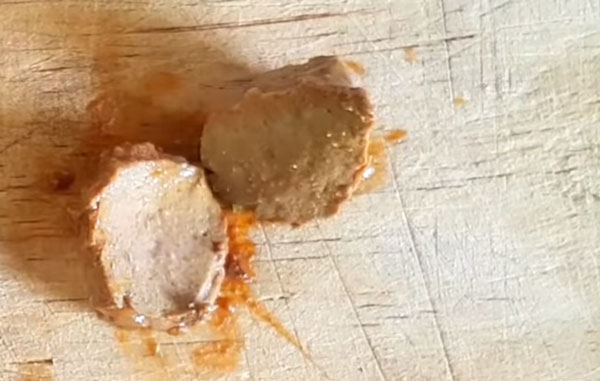 Разрезанный кусочек печени