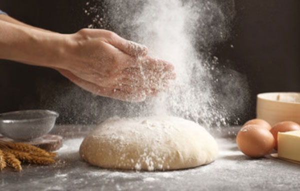 Тесто лежит на столе