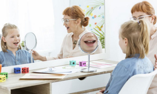 Девочка занимается перед зеркалом